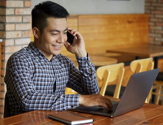 Dobin user checking his emergency fund to ensure he has enough savings for unexpected expenses